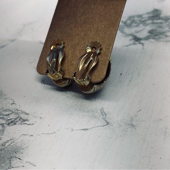 Gold Ribbed Earrings vintage clip on - Picture 6 of 8